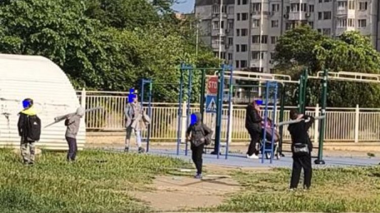 Деца играят с пътни знаци във Варна