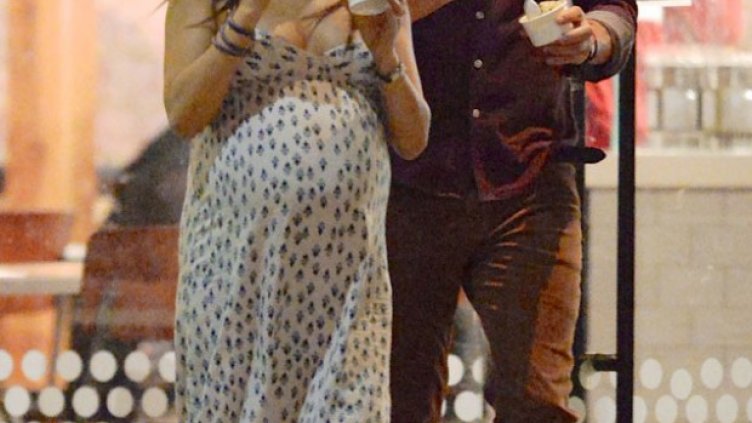 Мила Кунис празнува рожден ден със сладолед