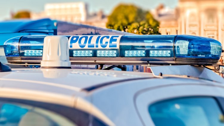 Откриха 18 бежанци в тайник на микробус