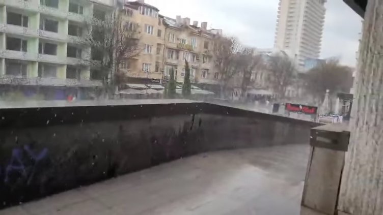 Проливен дъжд придружен с градушка във Варна
