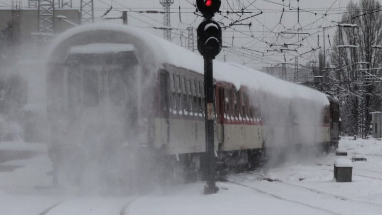 Влаковете продължават да се движат със закъснения