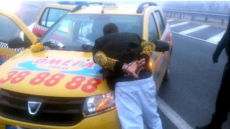 Арестуваха гастрольори, ограбвали таксиметрови коли във Варна