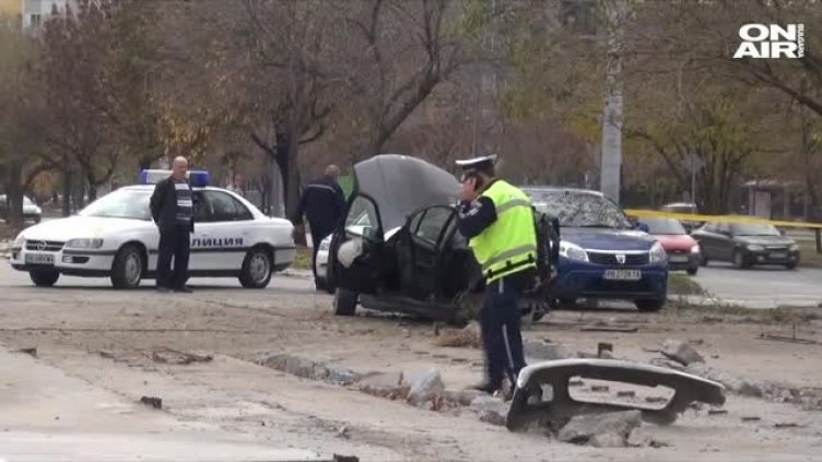 Тежка катастрофа в Пловдив: Кола беше разцепена на две 