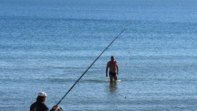Слънчевият петък прикани варненци към морски бани