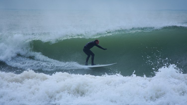 Огромни вълни зарадваха сърфистите във Варна