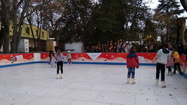 Безплатна ледена пързалка работи от днес във Варна