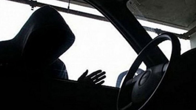 Малолетни откраднаха автомобил, зарязаха го в нива