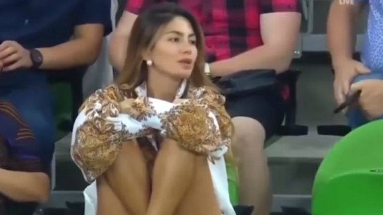 Коментатор възпя секси фенка на Евро 2020 (ВИДЕО)