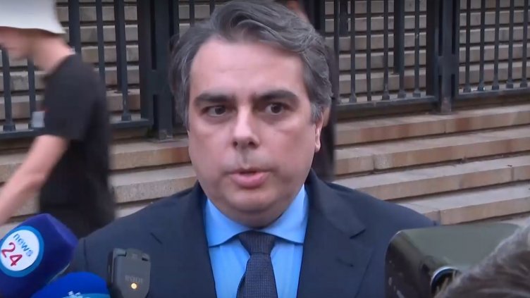 Асен Василев заведе иска срещу Пламенка Димитрова