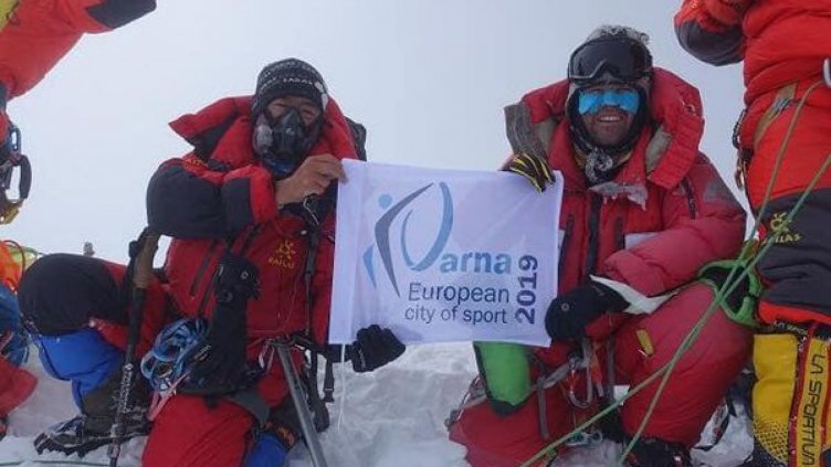 Атанас Скатов развя знамето „Варна - град на спорта“ на осмия си осемхилядник