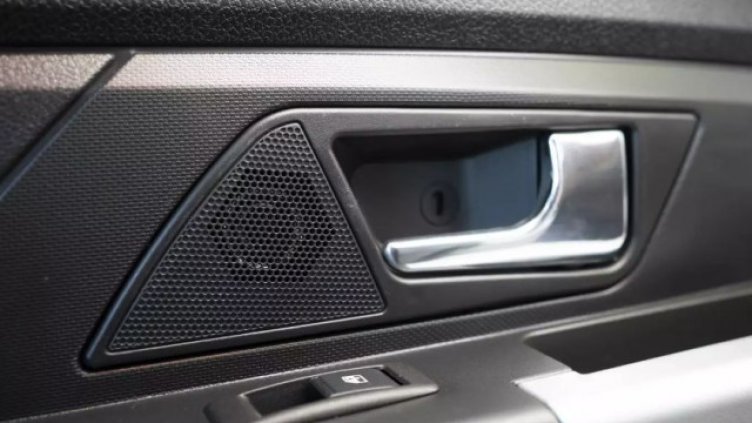 В колата ми понякога бие ток! Откъде идва и как да се отърва от него?