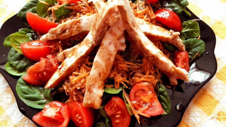 Рецепта на деня: Фантастична салата с пилешки филенца и спанак