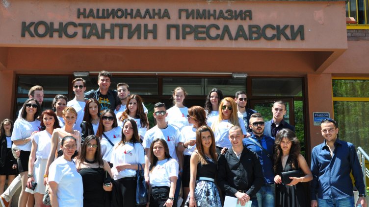 Абитуриенти от Хуманитарната посадиха дърво и тропнаха хоро на изпроводяк