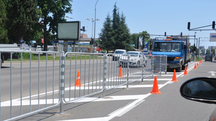 Сложиха загражденията в разделителната ивица по бул. „Владислав Варненчик&quot; (СНИМКИ)