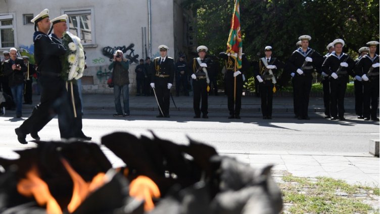 Варна отбеляза 9 май с военен ритуал и заупокойна молитва (СНИМКИ)