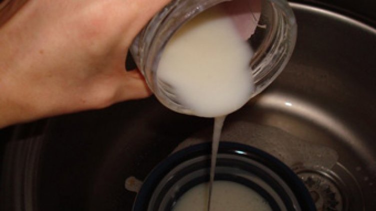 Майка намери хлебарка в храна от млечна кухня