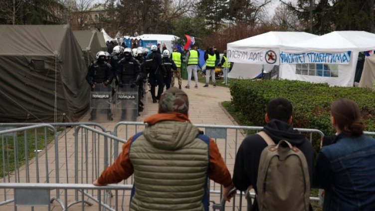 Кола се вряза в протестиращи в Белград