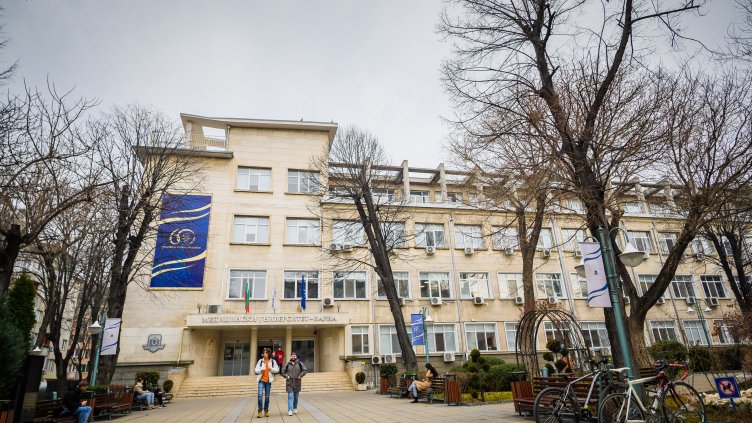 Вдигат стипендиите и заплатите в Медицински университет – Варна