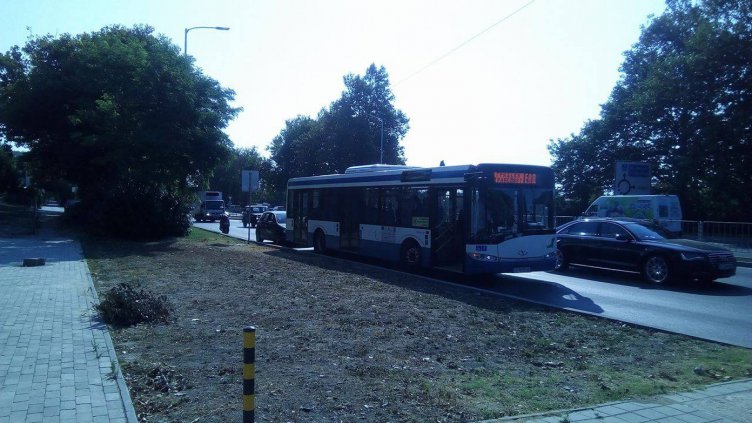 Автобус и мотор се блъснаха във Варна