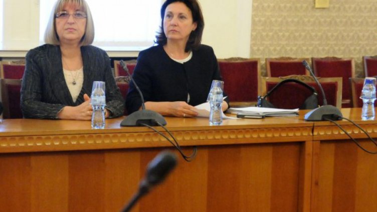 Търсят посолства за Цачева и Бъчварова?