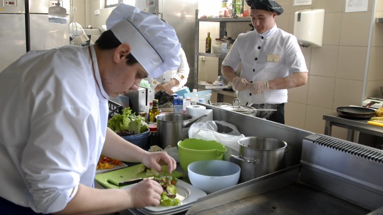 Борба за готвачи и спасители по морето