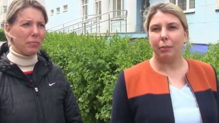 Като във филм: Близначки, разделени при раждането, се срещнаха след 33 години