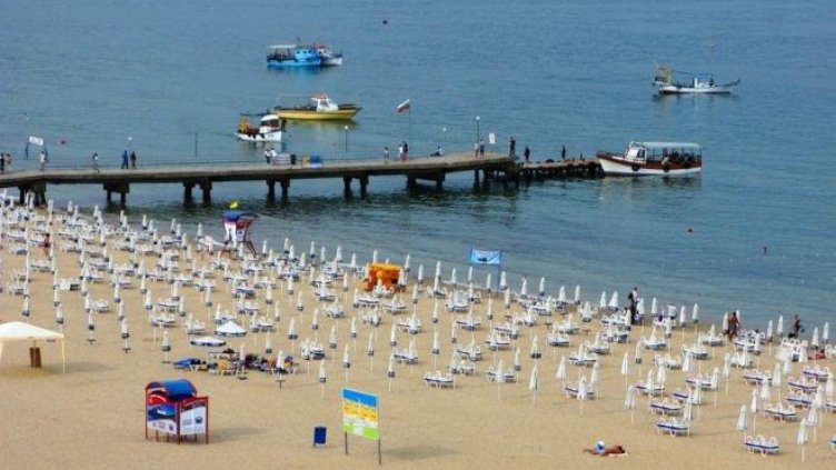 Германски туристи бяха глобени за уриниране на плажа