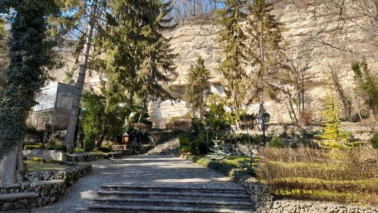 Аладжа манастир с вход свободен за Великден