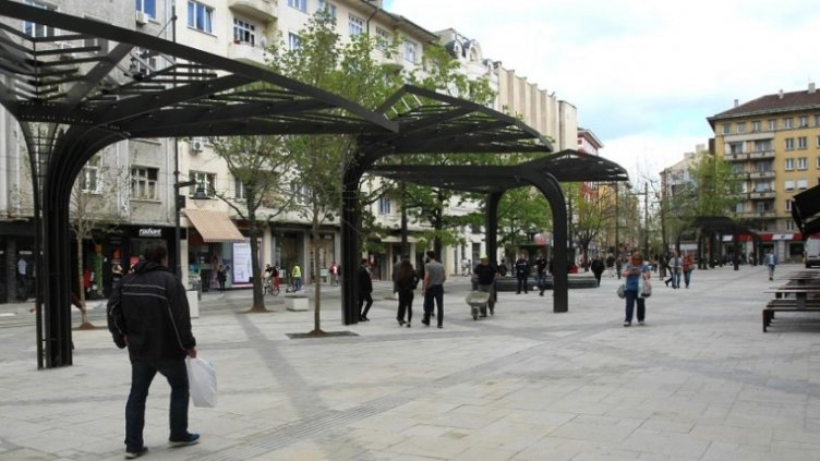 Връщат книгите на площад „Славейков“