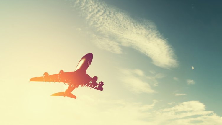 Пътници на самолет бяха евакуирани заради дим от смартфон