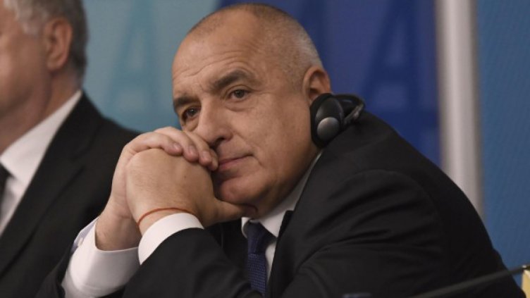 Самолетът, с който премиерът пътува към Брюксел, e спукал гума при кацане
