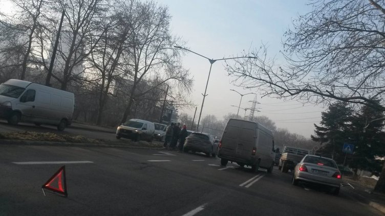 Верижна катастрофа затруднява движението по бул. &bdquo;Република&ldquo;