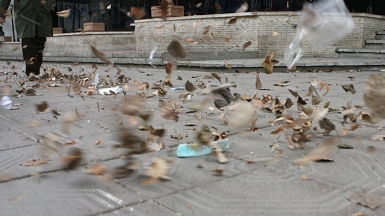 Жълт код за силен вятър в цялата страна утре