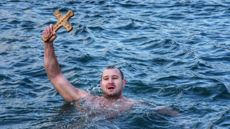 27-годишният Александър Николов извади кръста на Богоявление във Варна (СНИМКИ)
