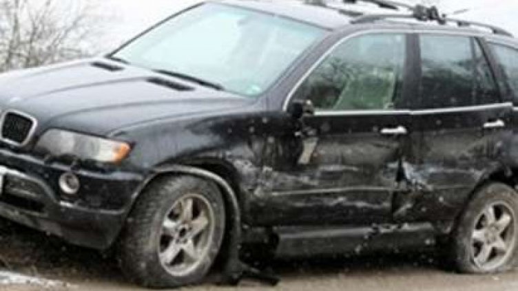 Предпразнично: Младеж заби BMW Х5 в мантинелата на "Тракия", загина авера му