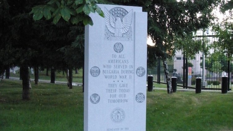 "Възраждане“ иска демонтаж на паметника на американските летци