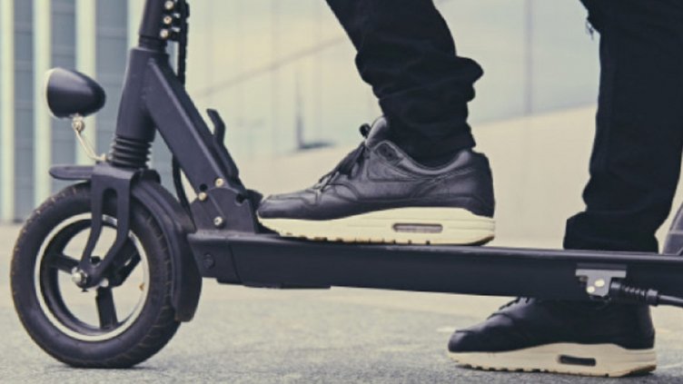 "Ауди" помля дядо с тротинетка, счупи му черепа 