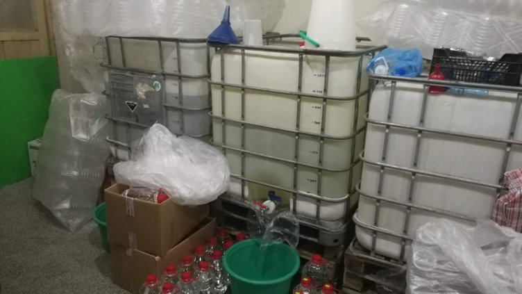 Намериха 9 т нелегален алкохол в Перущица