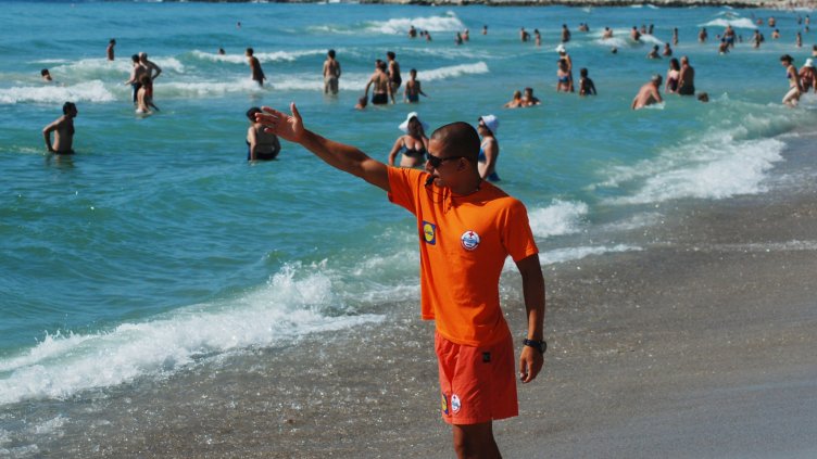 Между 900 и 1 200 лв. месечно взимат водните спасители във Варна