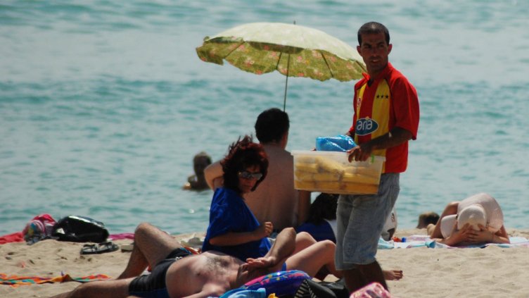 Продавачите на кукуруз на плажа намалели