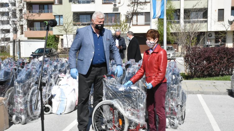 Пловдив дари на Варна 25 колички за хора с увреждания