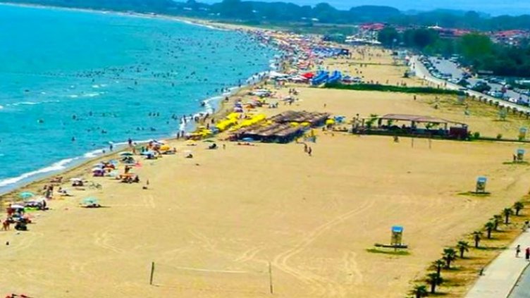 Заради жегите в Гърция забраниха на децата да плажуват от 12 до 17 ч.