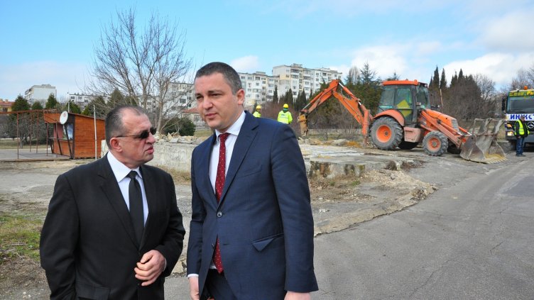 КМЕТЪТ НА “ВЛАДИСЛАВОВО” НЕДЕЛЧО МИХАЙЛОВ обяснява на градоначалника Иван Портних вижданията си за развитието на района; Снимка ПЛАМЕН ГУТИНОВ