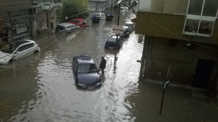 Потоп в района на гарата във Варна (СНИМКИ)