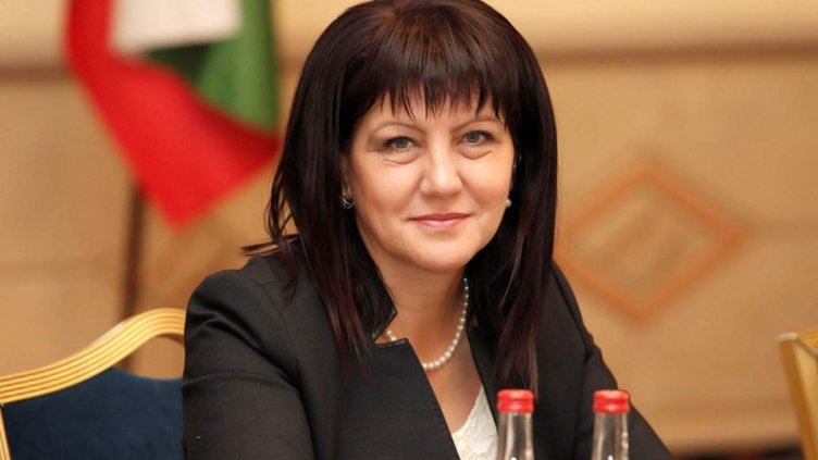 Цвета Караянчева остава шеф на парламента