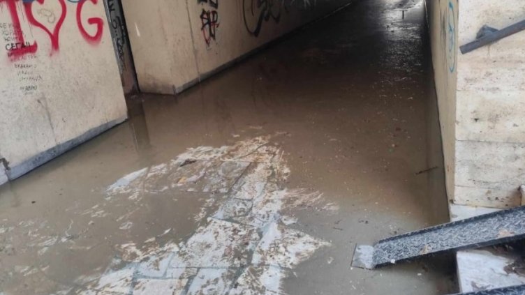 Ужас! Фекални води заляха подлеза на спирка "Акациите"