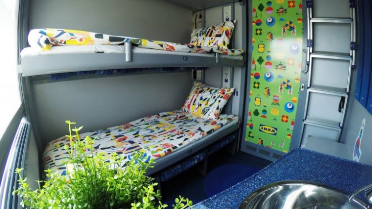 БДЖ на подбив, лъскат вагон за висш чиновник, който щял да се повози