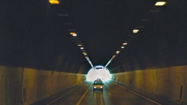 Авария в тунел на АМ "Хемус" затрудни движението за Ботевград