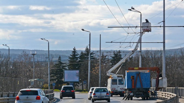Започна подмяната на 248 лампи на Аспаруховия мост (СНИМКИ)