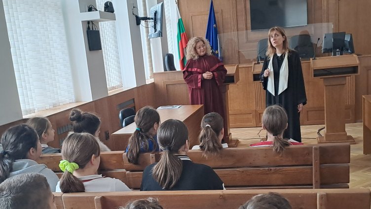 Съдия и прокурор посрещнаха петокласници в съдебната зала на Варненския апелативен съд